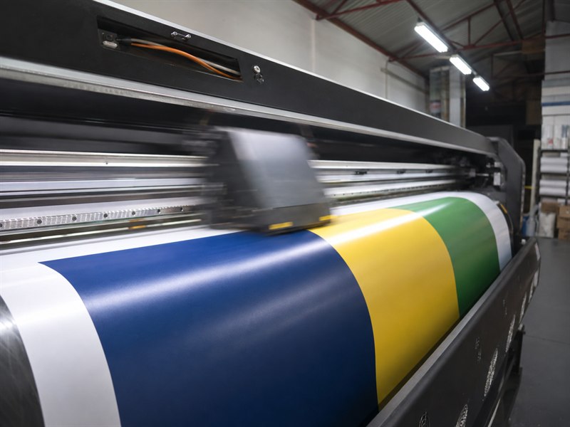 Impressora de grande formato imprimindo bobina de vinil adesivo