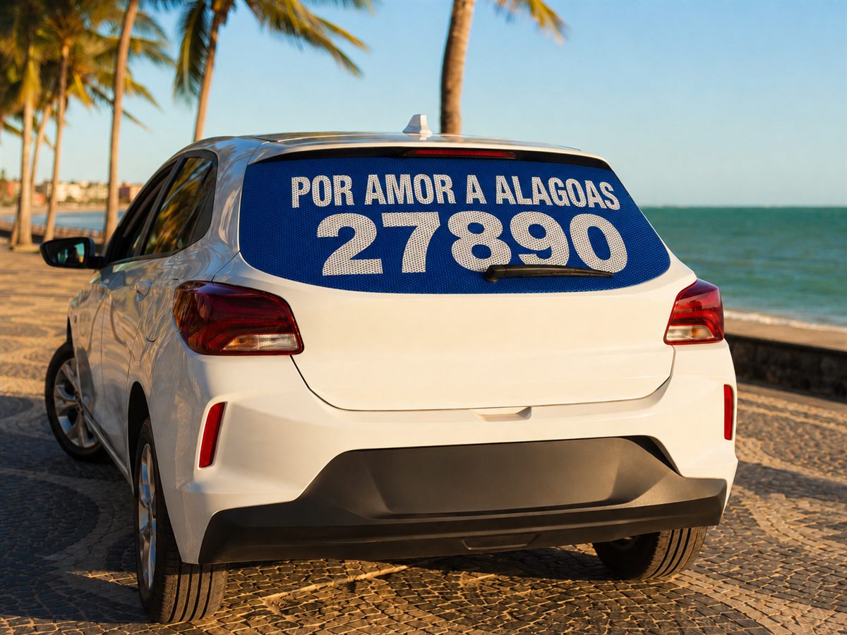 Carro branco com adesivo perfurado de campanha eleitoral cobrindo o vidro traseiro, estacionado na orla de Maceió, Alagoas